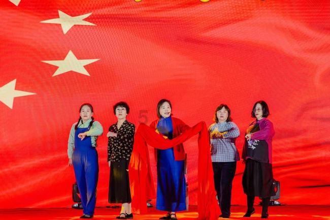 绥宁县：写春联赠春联 送“福”字添年味